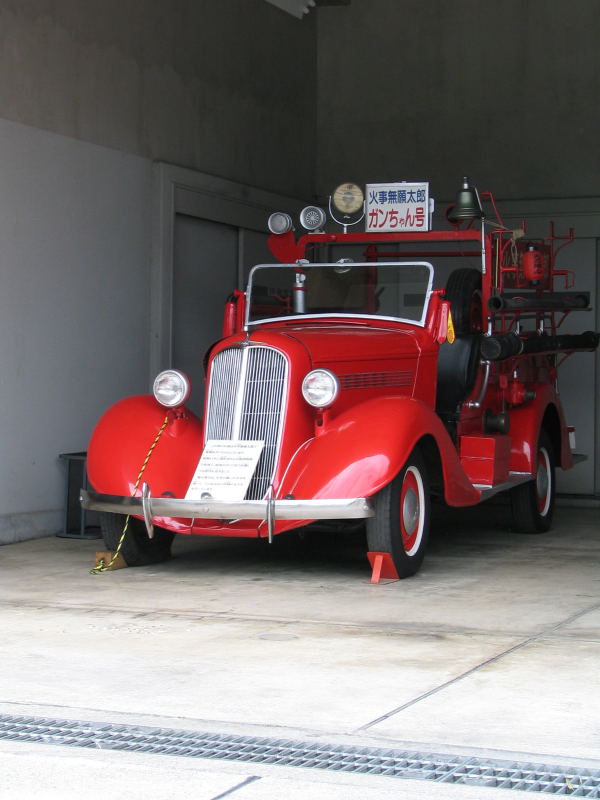 古いダットサンを復刻したらしい消防車