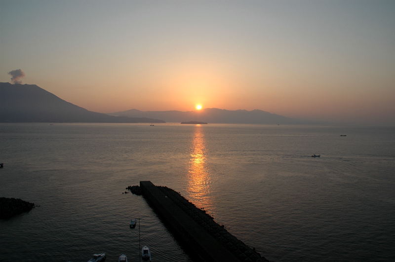 桜島の横に日が昇る