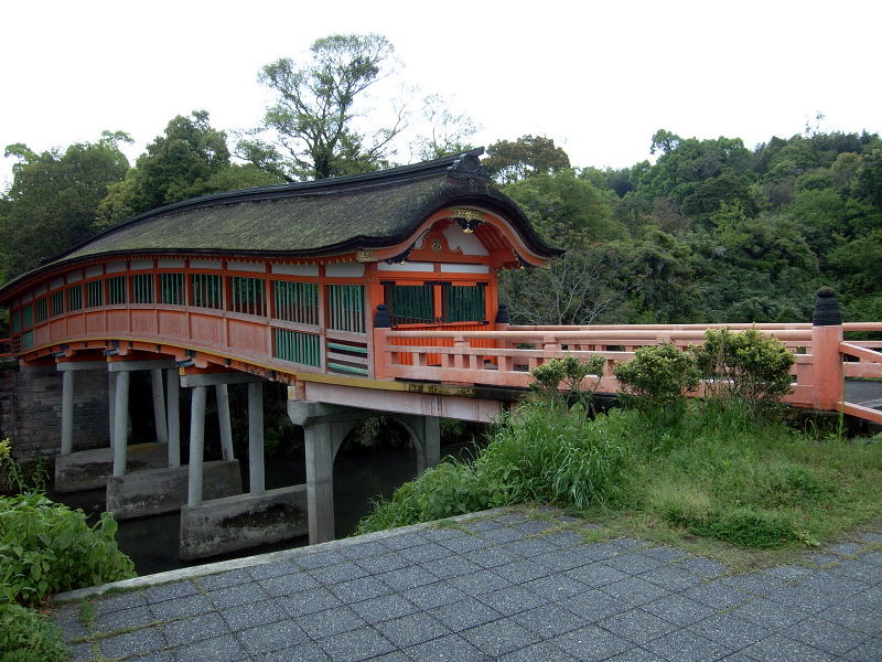 屋根つきのゴージャスな橋
