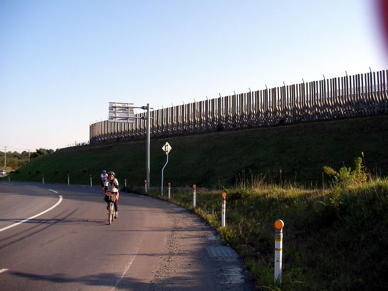 原燃施設の塀