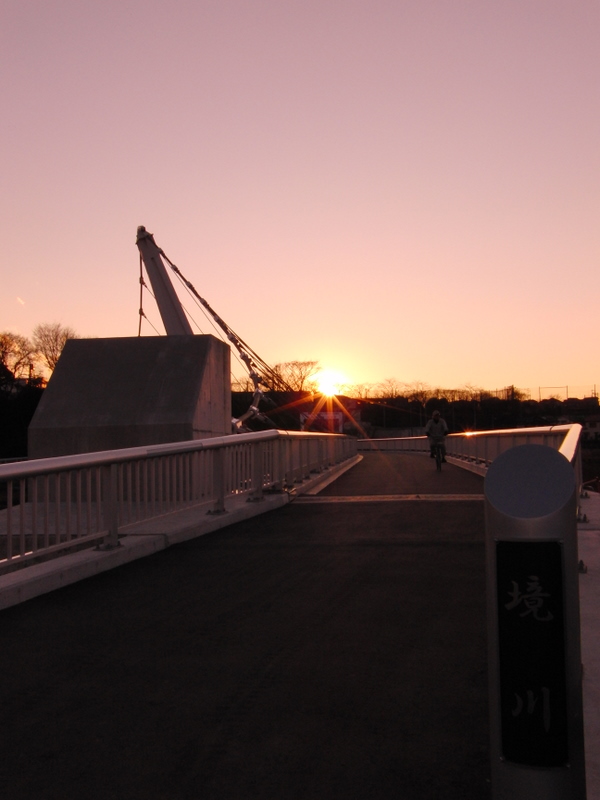 人道橋に落ちる夕陽