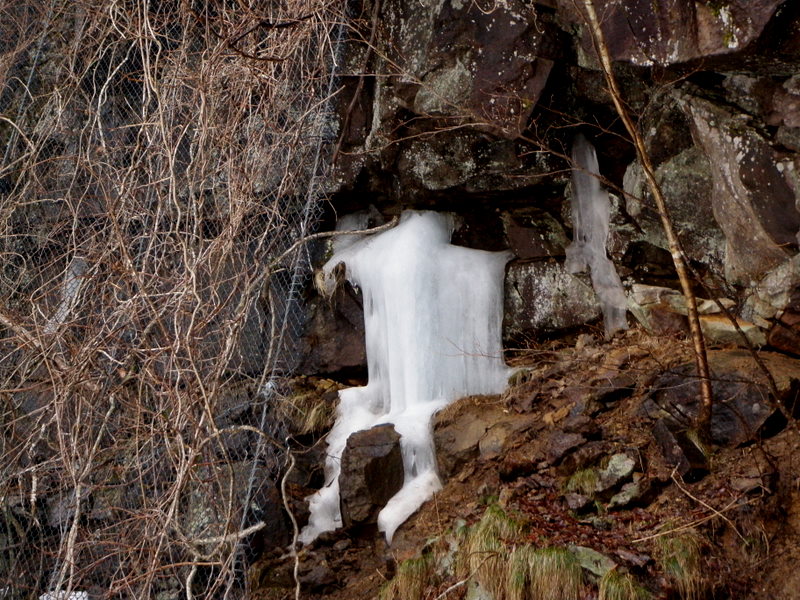 凍りついた小滝