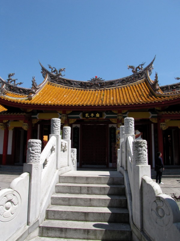 中国式庭園を挟んで廟門が見える
