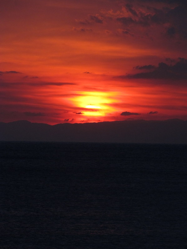 夕陽は低く見える伊豆半島に掛かり