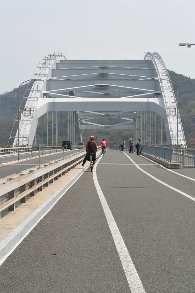 大三島橋を渡り