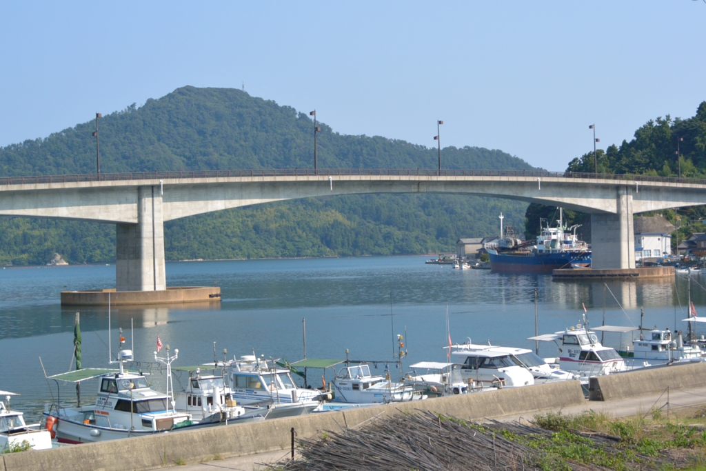 西郷港へと渡る橋