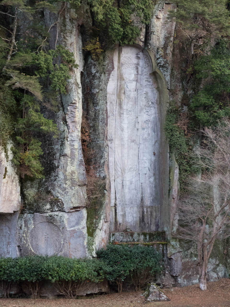 寺の対岸に掘られた巨大石仏