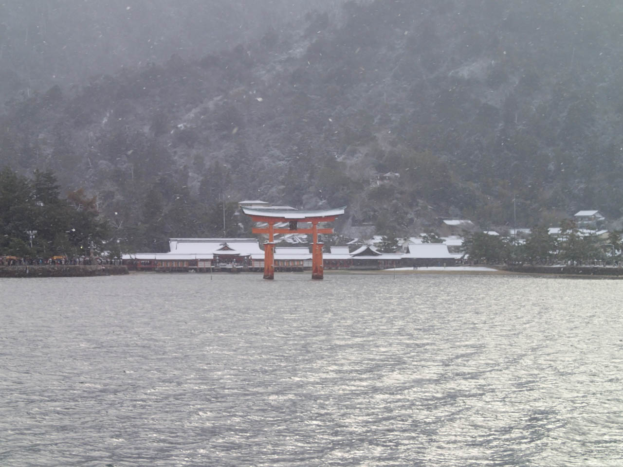 船上から見る厳島神社