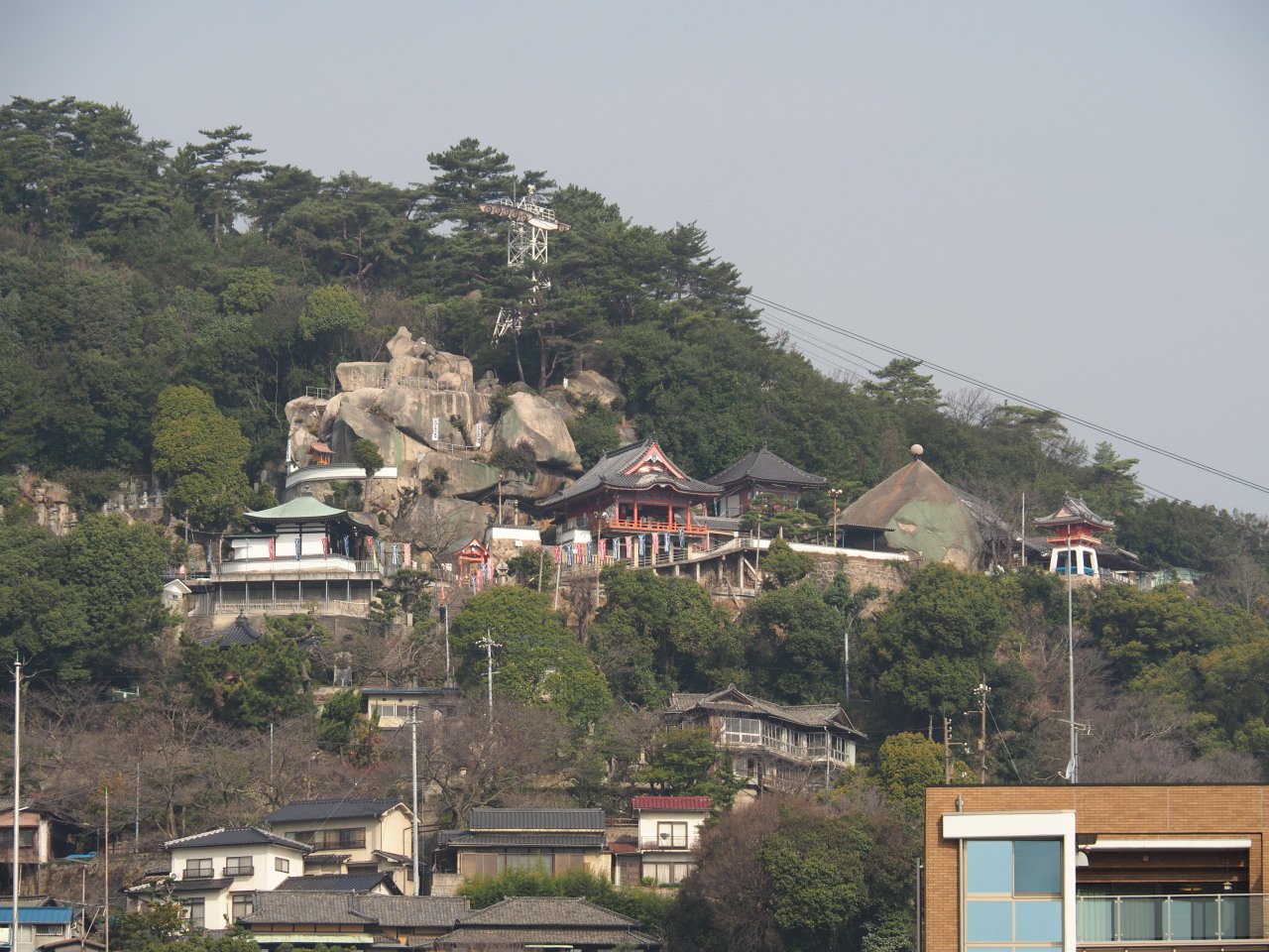 千光寺の堂と巨岩