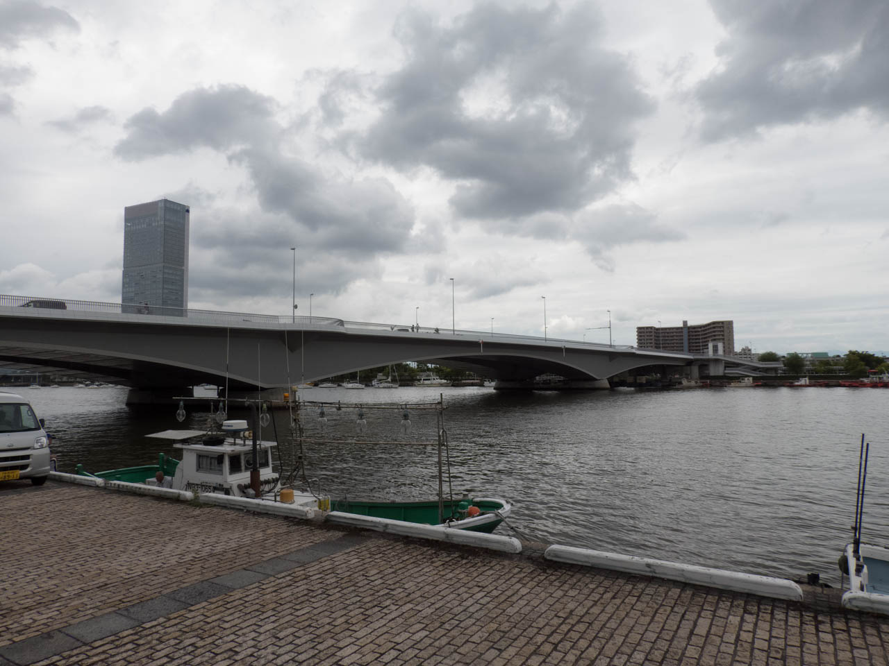 信濃川を左岸に渡る橋