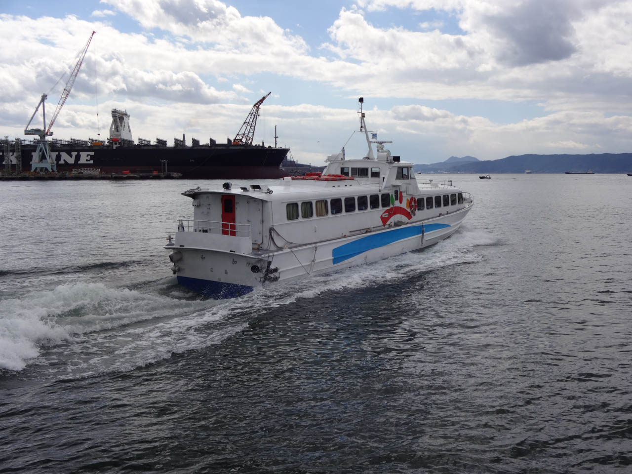 江田島と往復する高速船