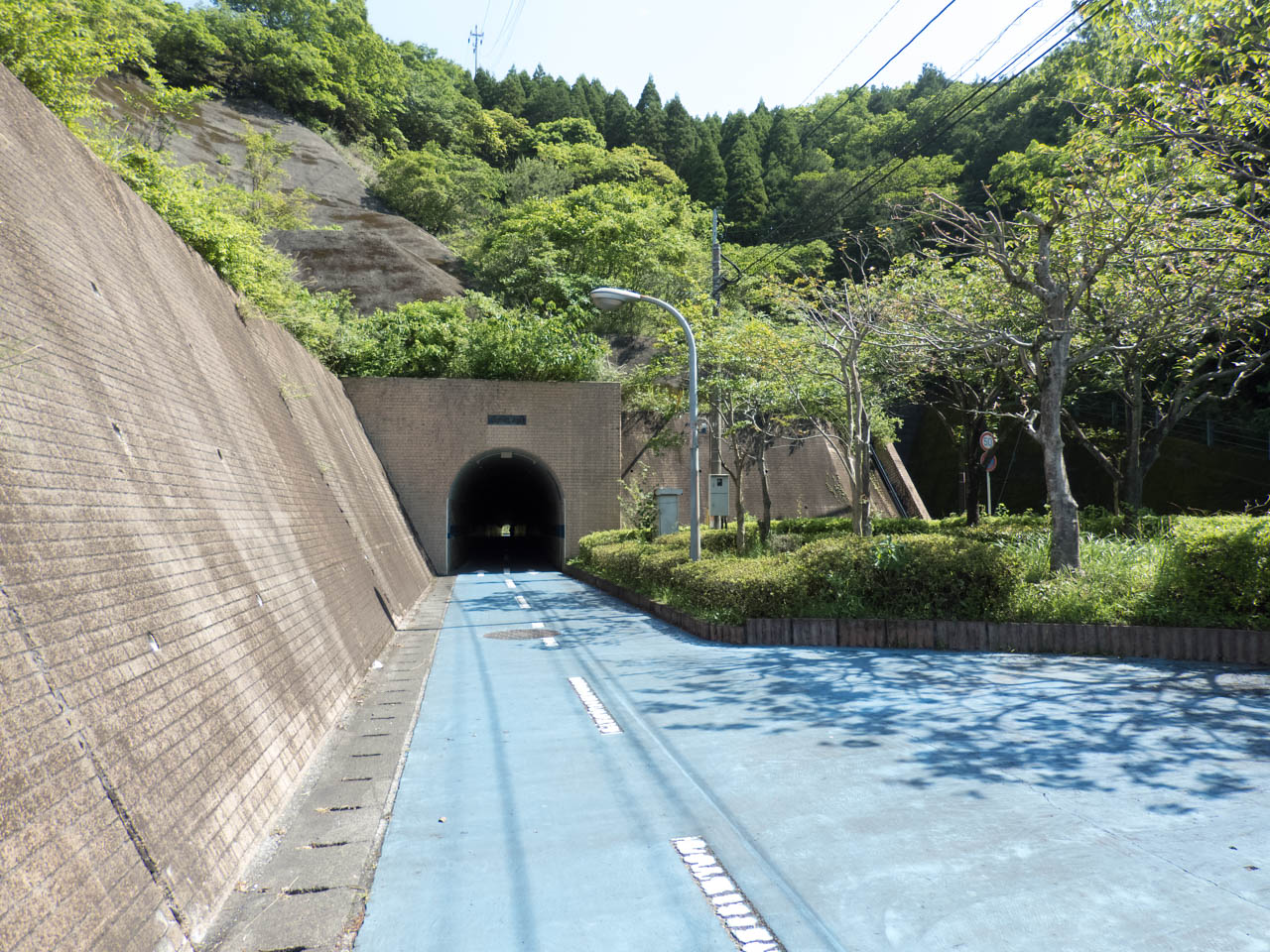 自転車歩行者専用のトンネル