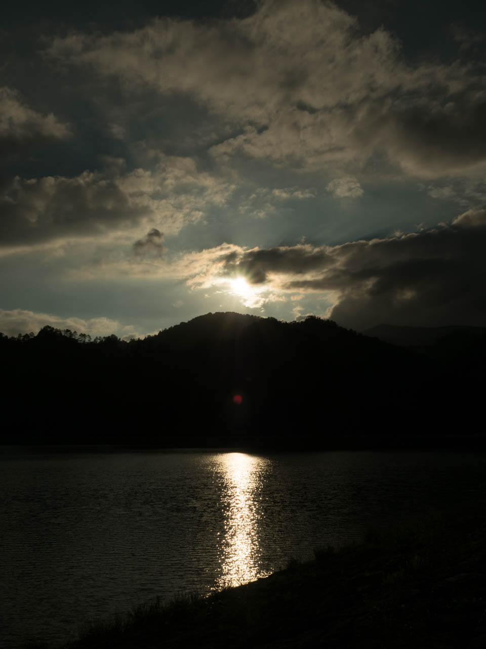 只見湖に初秋の夕日が落ちてゆく