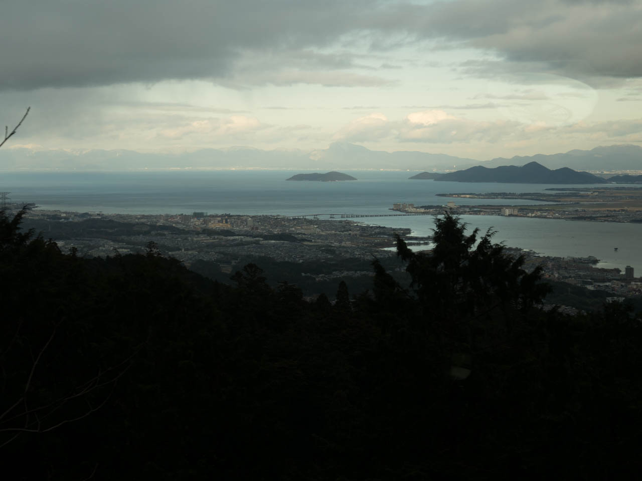 琵琶湖の上